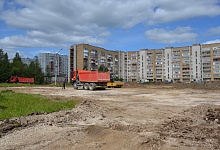 На территории ухтинской школы №20 началась подготовка основания для «умной» спорплощадки