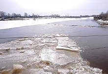 В Коми спасатели по реке транспортировали травмированную бабушку